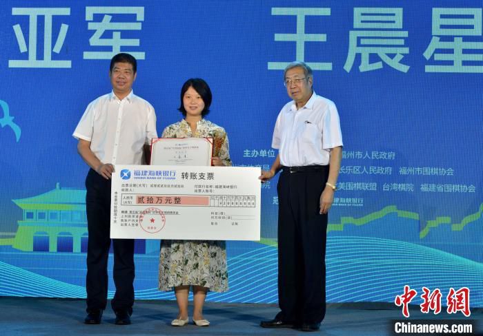 董若琳今天穿的很漂亮，一袭米色的风衣搭配里面的黑色打底毛衣不但显得身材高挑、丰满，还特别有女人味，至于下身则是一条呢子短裙搭配黑色打底裤，修长的双腿完全被勾勒出来，又细又长，非常惹人注目。